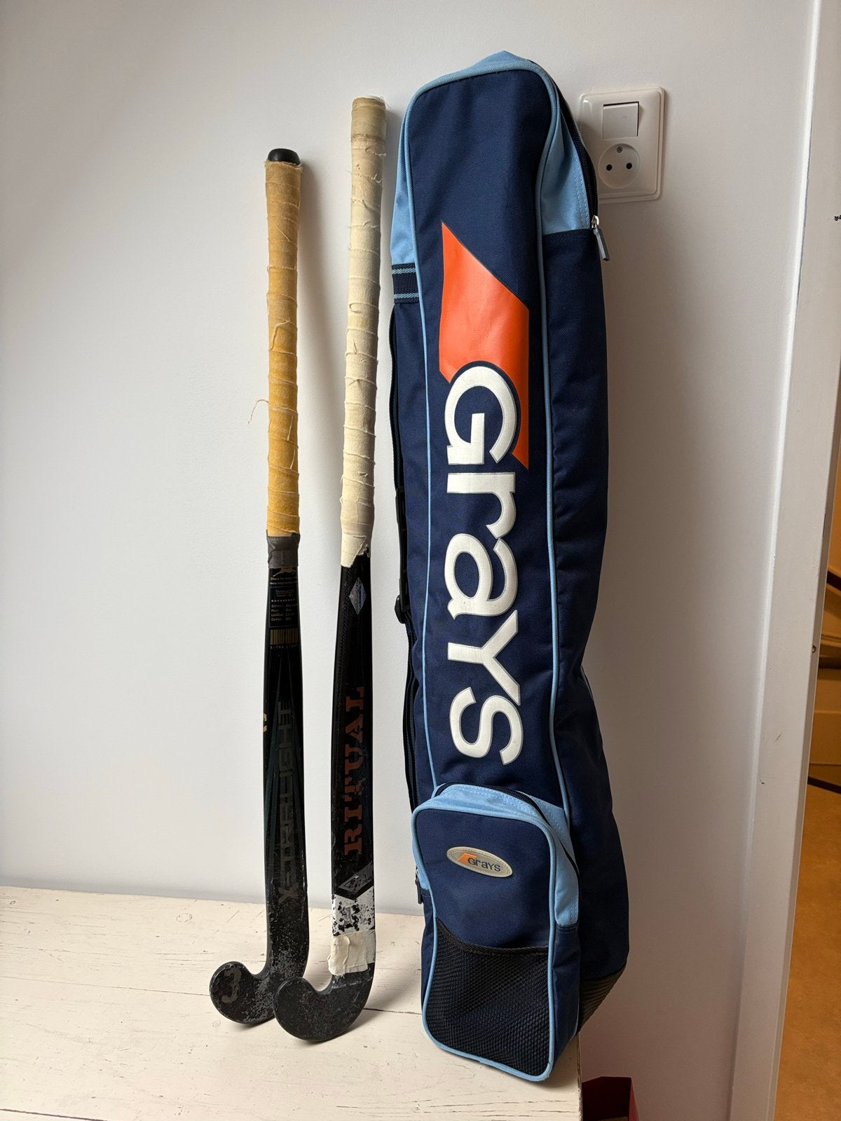 Grays hockeytas met 2 hockeysticks, Ophalen of Verzenden, Zo goed als nieuw, Tas