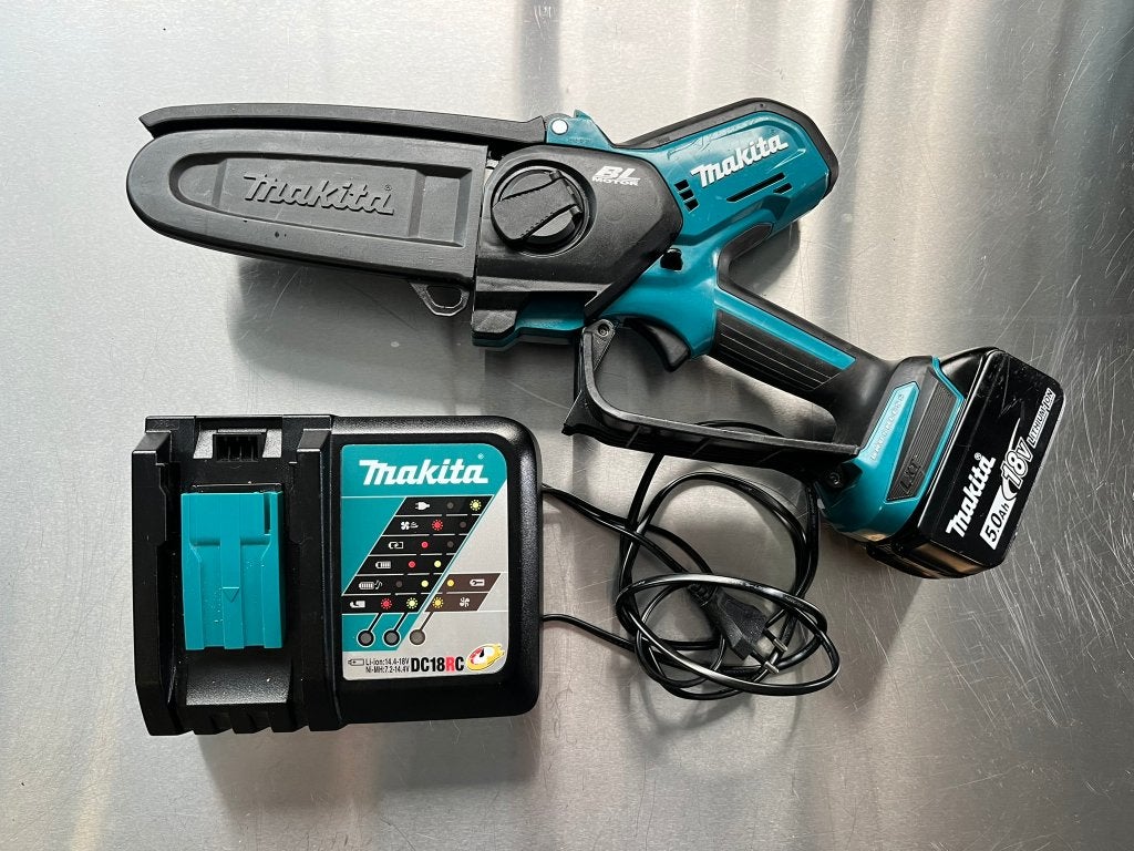Makita DUC150Z set met 5 Ah accu en DC18RC lader, Doe-het-zelf en Verbouw, Ophalen, Gebruikt, 70 mm of meer, Kettingzaag