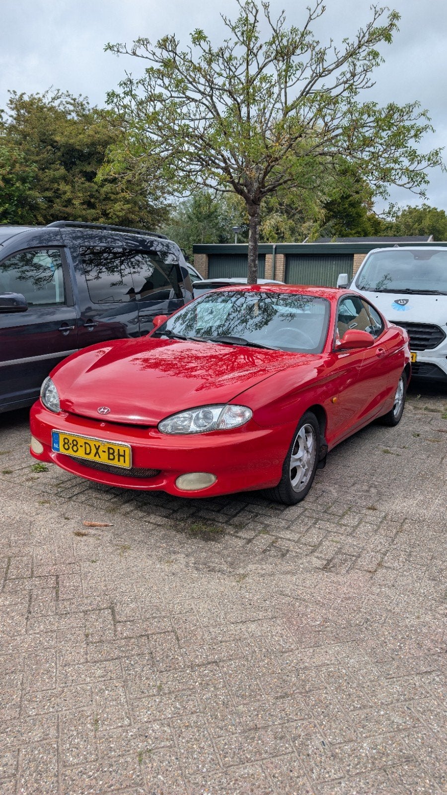 Hyundai Coupé 2.0 I F 2000 Rood, Auto's, Voorwielaandrijving, 4 stoelen, 138 pk, 49 €/maand