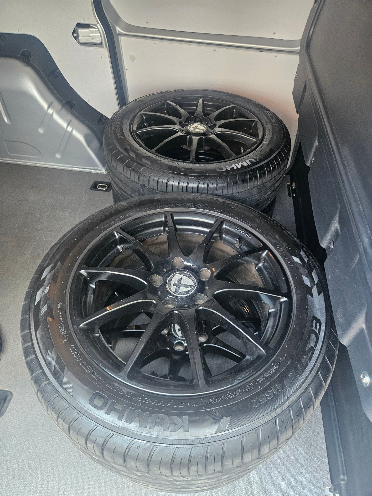 Vw caddy / Kumho Ecsta HS52 banden met zwarte velgen 215/55, Auto-onderdelen, Banden en Velgen, 17 inch, Ophalen of Verzenden