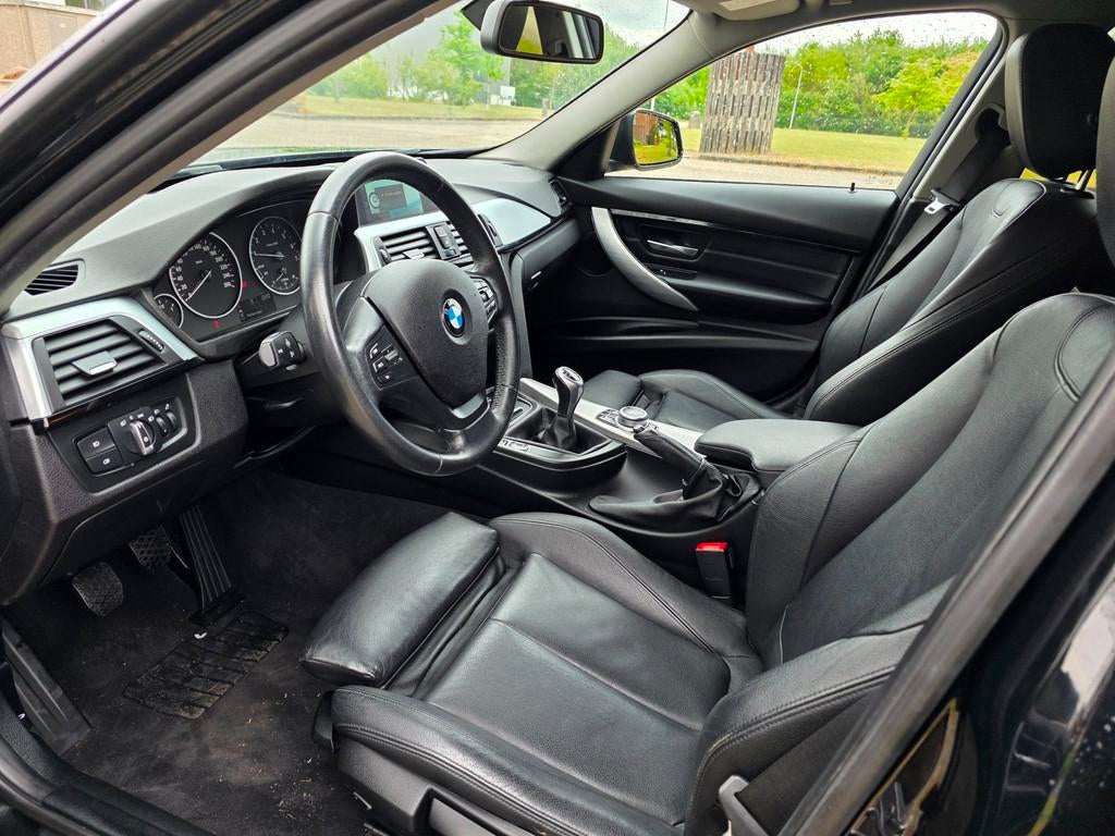 BMW 3-serie Touring 318i High Executive M-sport LEER/led/19, Auto's, BMW, Gebruikt, 1445 kg, Zwart, Leder