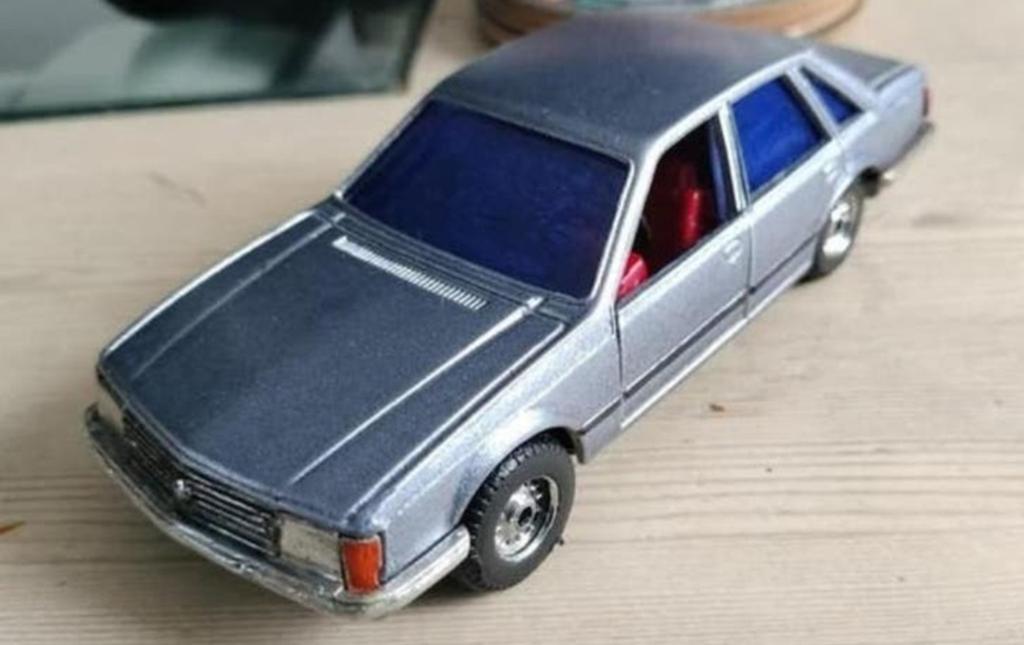 CORGI TOYS unieke grote OPEL SENATOR SPECIALE LAK, Hobby en Vrije tijd, Modelauto's | 1:43, Ophalen of Verzenden, Zo goed als nieuw