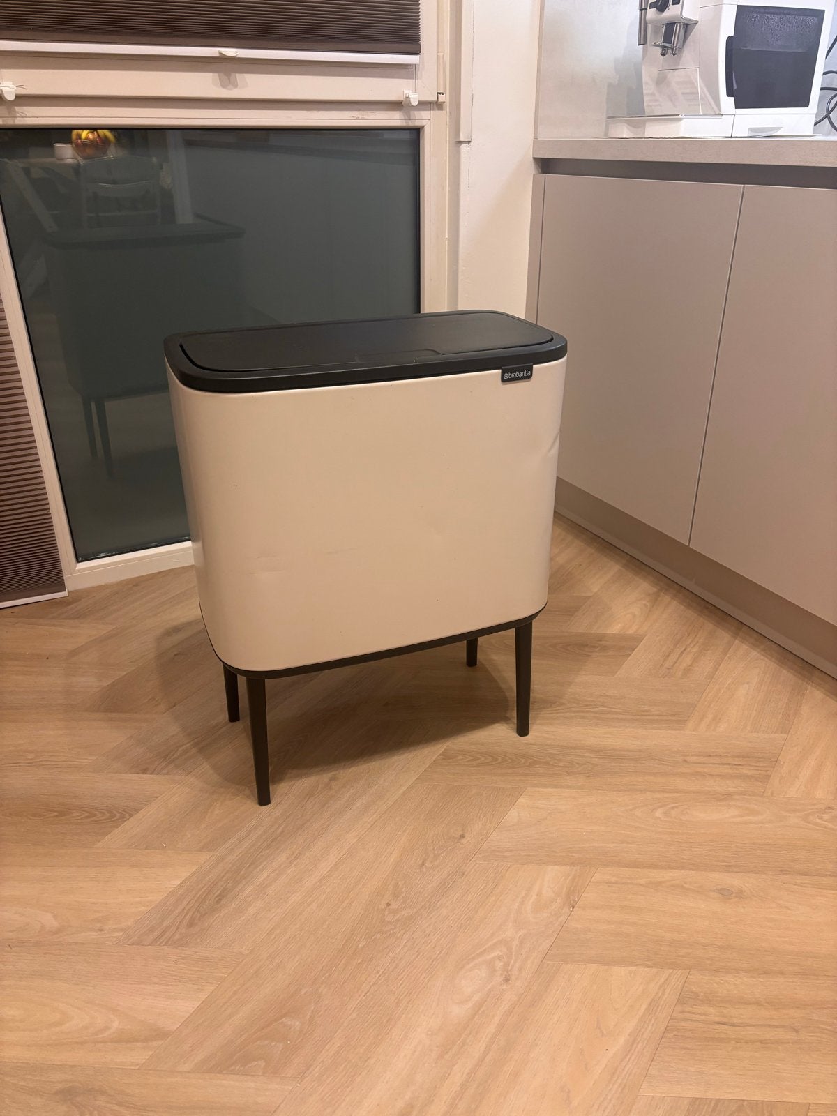 Brabantia Bo Touch Bin  - beige met deuk, Huis en Inrichting, Woonaccessoires | Prullenbakken, Gebruikt, Metaal, 50 – 75, 20 tot 30 liter