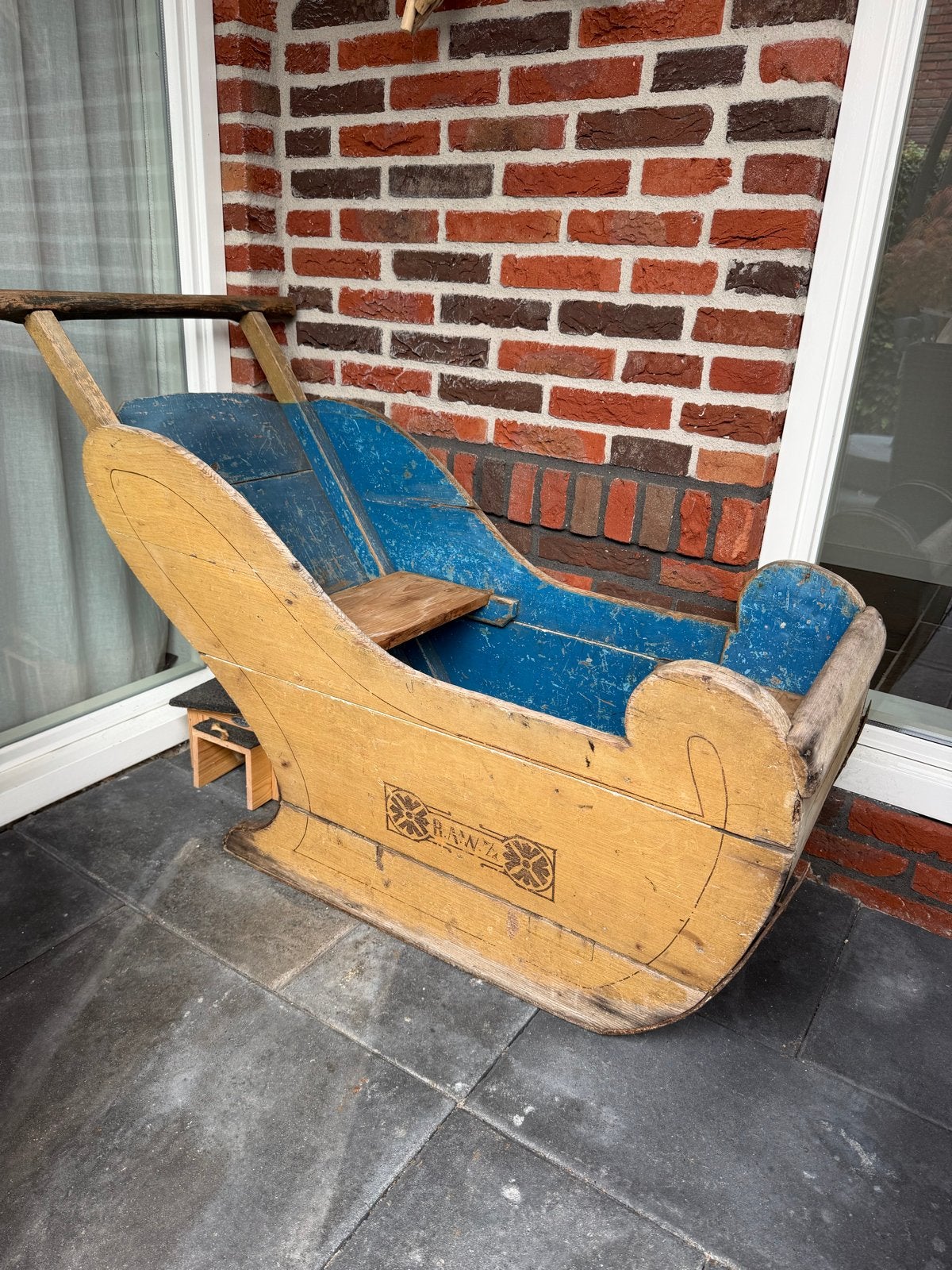 Vintage houten slee met rugleuning, Kinderen en Baby's, Ophalen, Rugleuning, Gebruikt, Hout