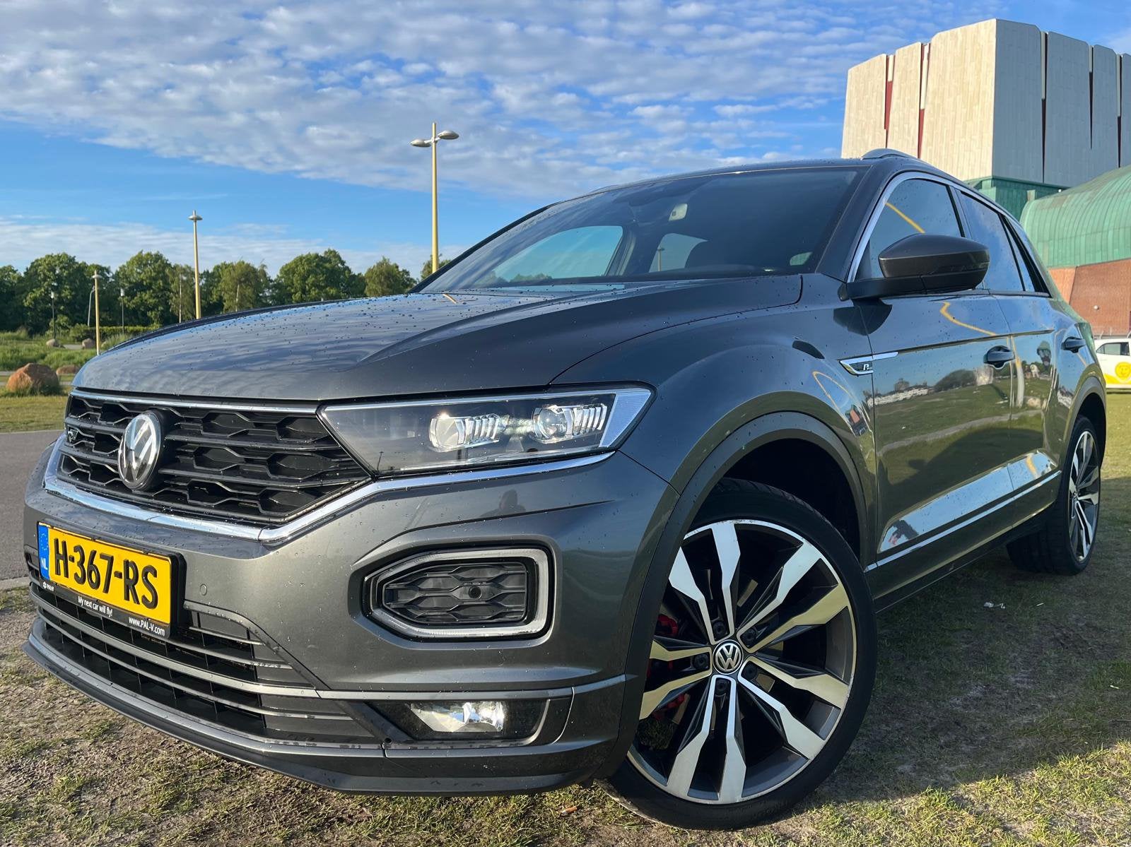 Volkswagen T-Roc R-Line 1.5 TSI 150pk 7-DSG 2019 Grijs, 1498 cc, Zwart, Leder en Stof, 14 km/l