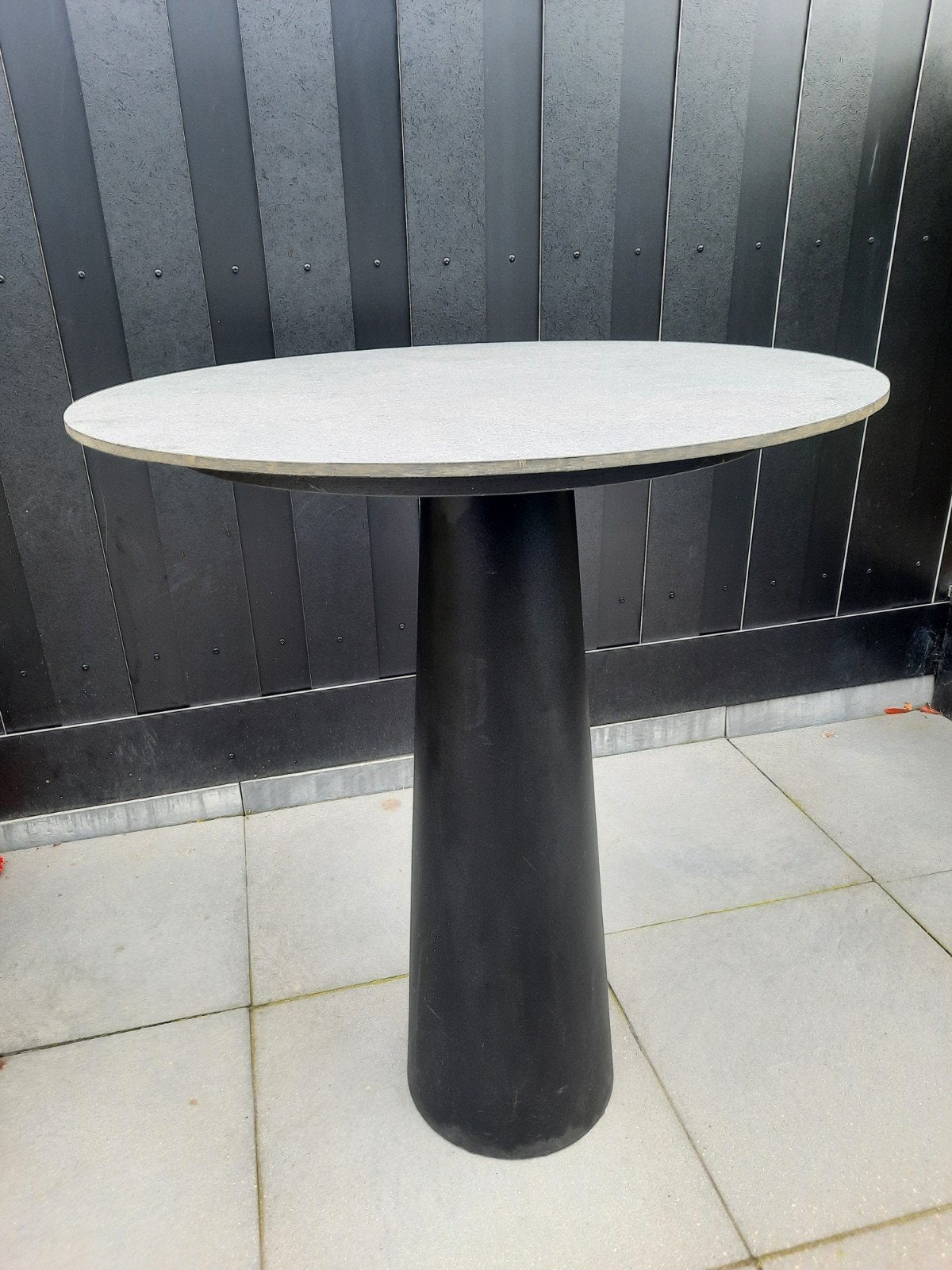 2 statafels van moooi, met trespa blad., Tuin en Terras, Tuintafels, Ophalen, Rond, Kunststof