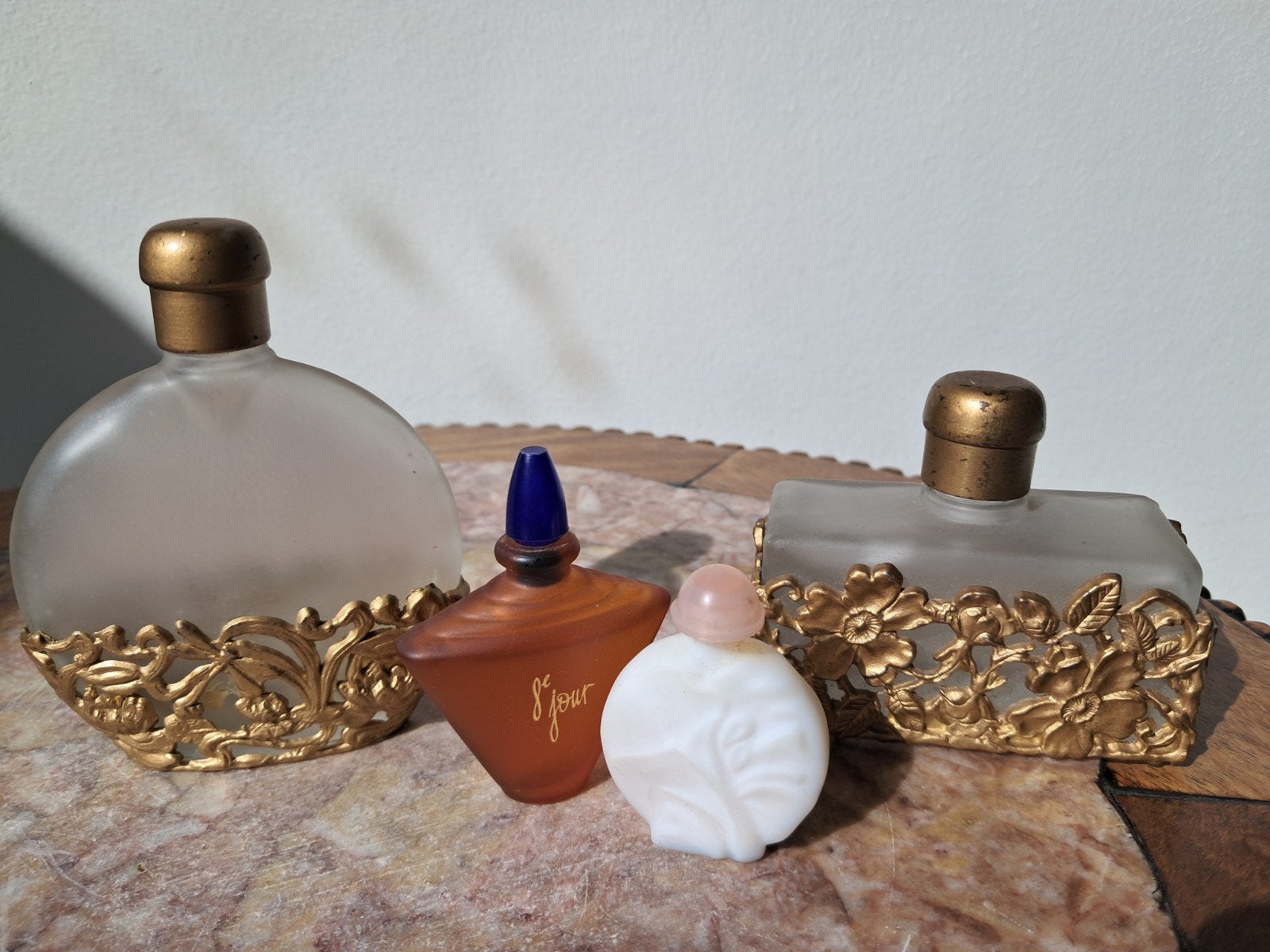 Vier parfumflesjes w.o. twee matglazen in art deco montuur, Ophalen of Verzenden, Zo goed als nieuw, Miniatuur