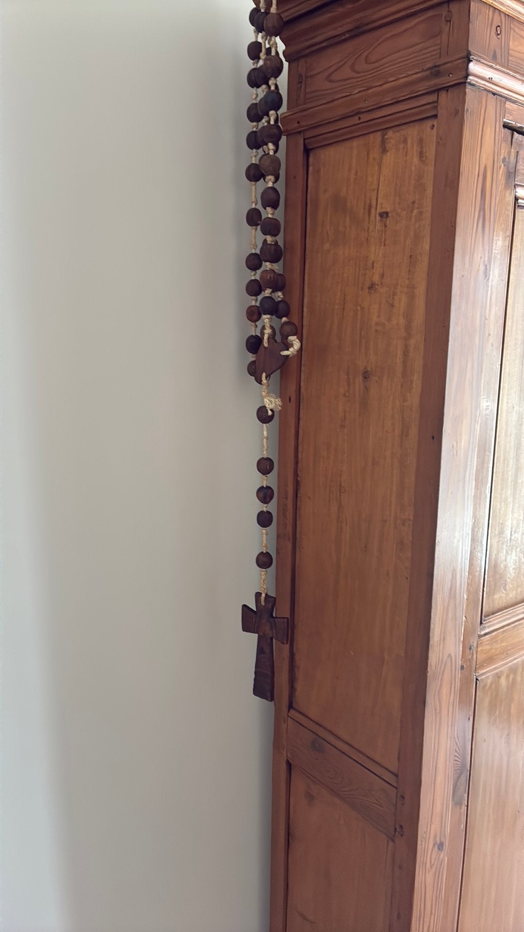 XXL Rozenkrans met houten kralen en een kruis, Ophalen of Verzenden
