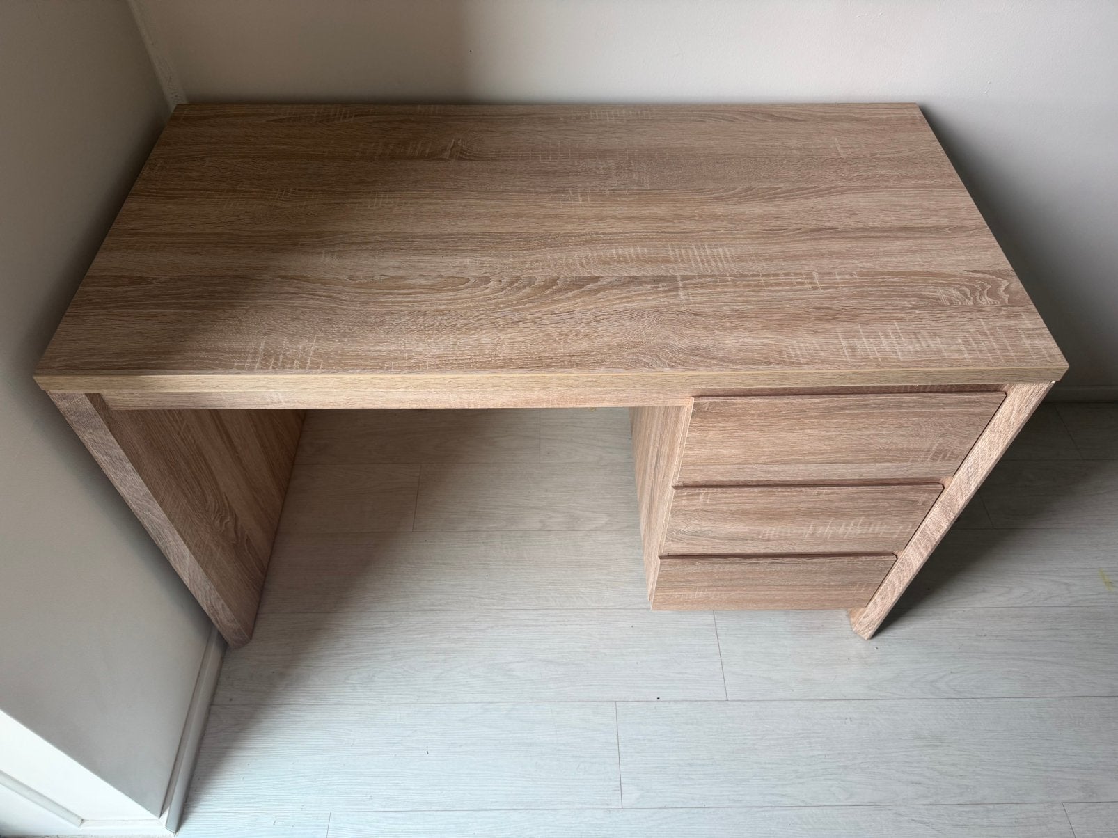 Jysk HASLUND Bureau - 119x59x75 cm, Ophalen, Gebruikt, Met lades, Spaanplaat of MDF
