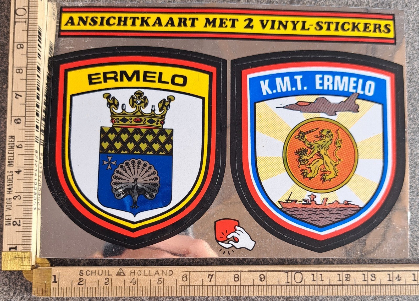 Ansichtkaart met 2 vinyl Stickers K.M.T. Ermelo leger, Verzamelen, Stickers, Ophalen of Verzenden, Zo goed als nieuw