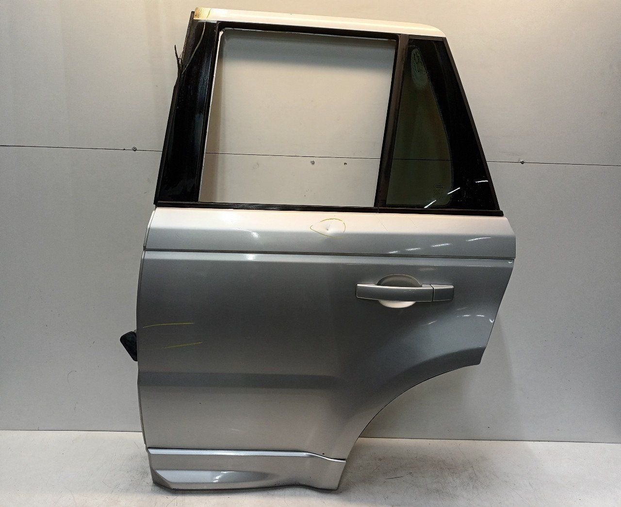 Portier links achter Land Rover Range Rover, Onderdelen@venauto.nl, Van der Ven Autorecycling B.V., Ettenseweg 76, 4706 PB Roosendaal, The Netherlands