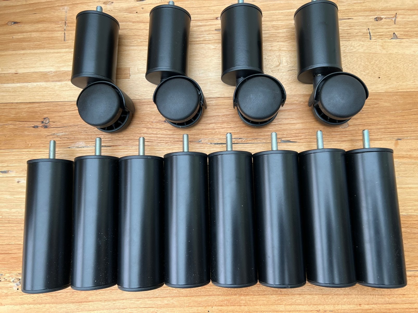 12 metalen meubel-bedpoten waarvan 4 met wieltjes, Ophalen of Verzenden, Zo goed als nieuw