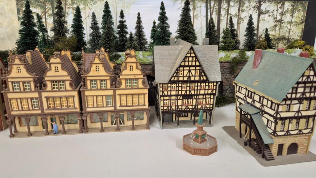 4 wat grotere mooie Huizen spoor HO te koop, Hobby en Vrije tijd, Modeltreinen | H0, Ophalen of Verzenden, Gelijkstroom of Wisselstroom