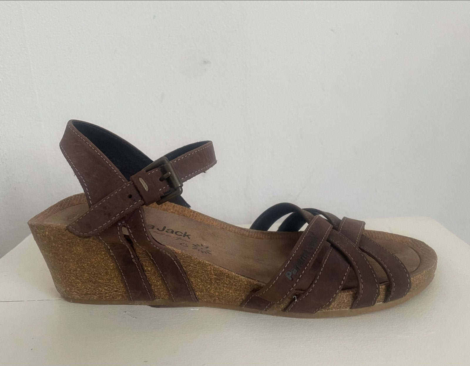 Panama Jack sandalen met sleehak - Maat 39, Bruin, Zo goed als nieuw, Sandalen of Muiltjes, Ophalen of Verzenden