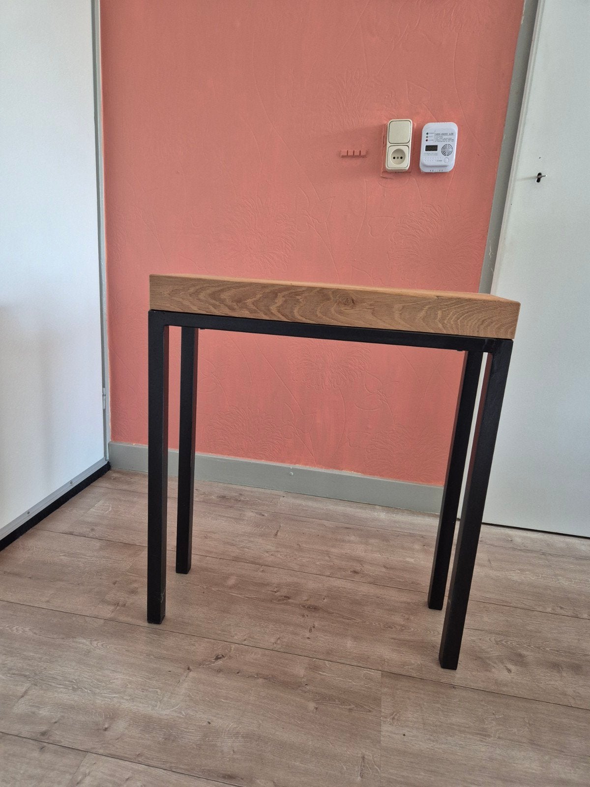 Stijlvolle bijzettafel met houten blad en metalen onderstel, Zo goed als nieuw, Modern industrieel, 60 cm of meer, Rechthoekig