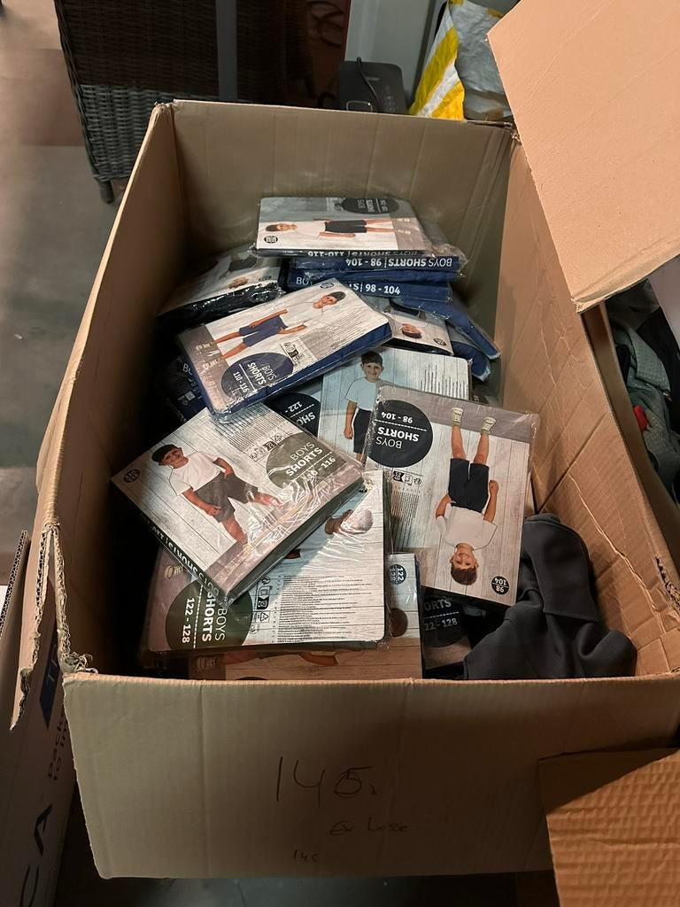 Partij 145 stuks nieuwe jongens korte broeken/shorts., Ophalen, Nieuw