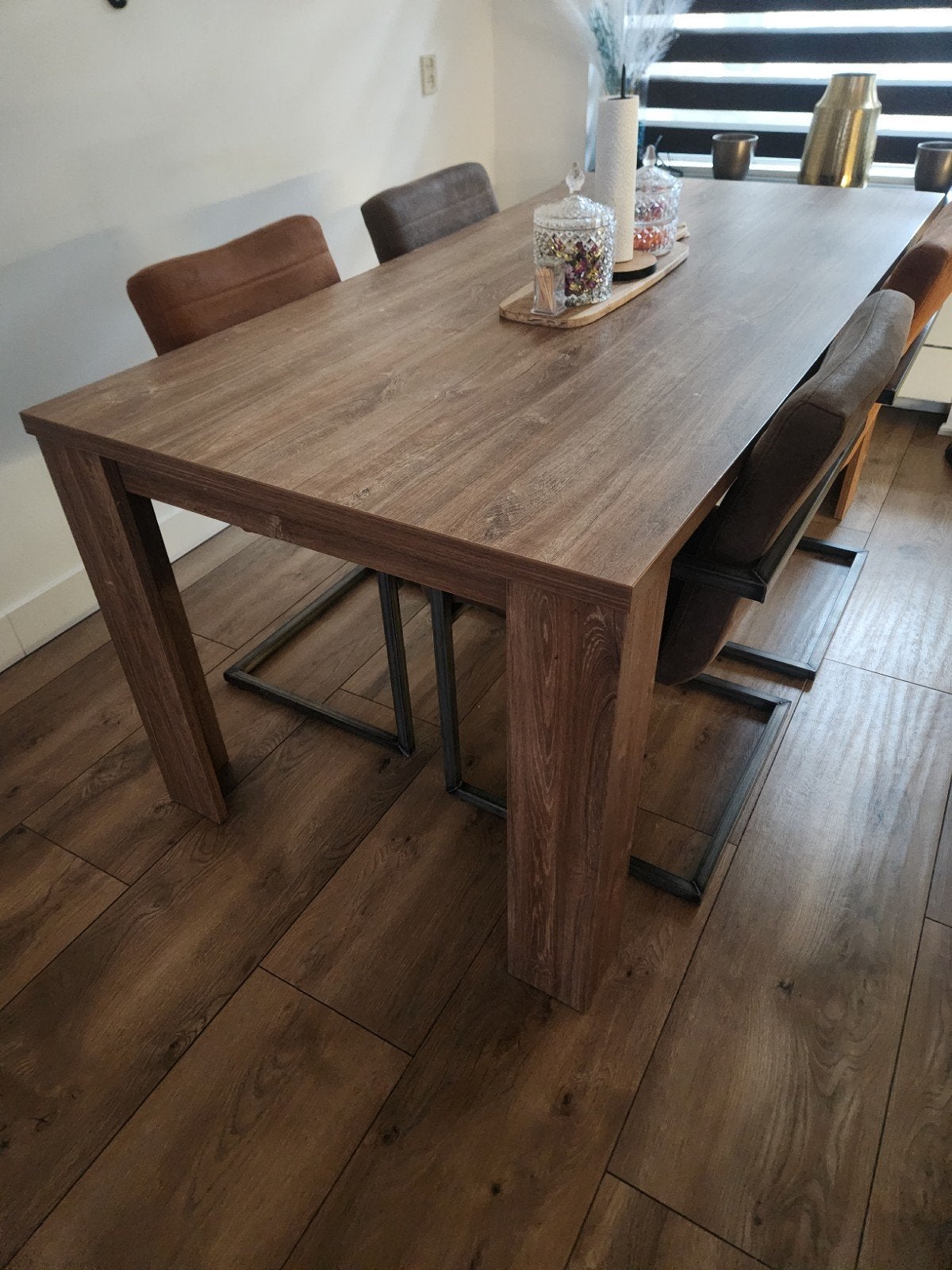 Moderne eettafel met houtlook en metalen onderstel, Overige houtsoorten, Modern, Industrieel, Zo goed als nieuw, 150 tot 200 cm