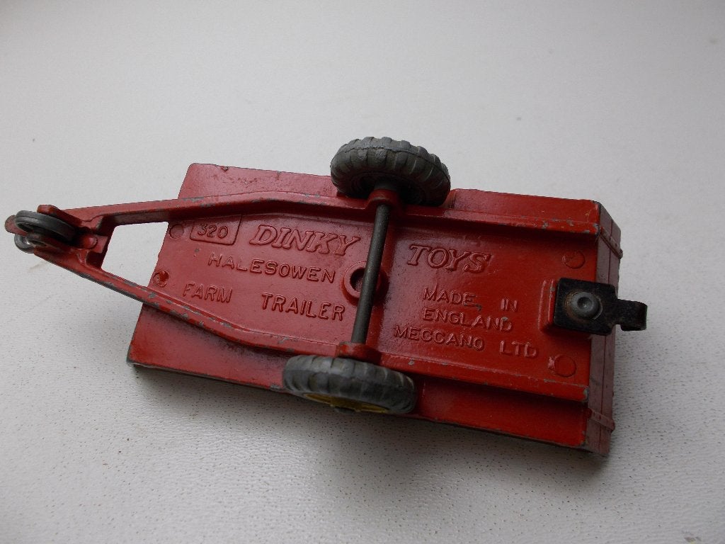 1958 Dinky Toys 320 HALESOWEN FARM TRAILER I.g.st., Ophalen of Verzenden, Zo goed als nieuw, Tractor of Landbouw, Dinky Toys