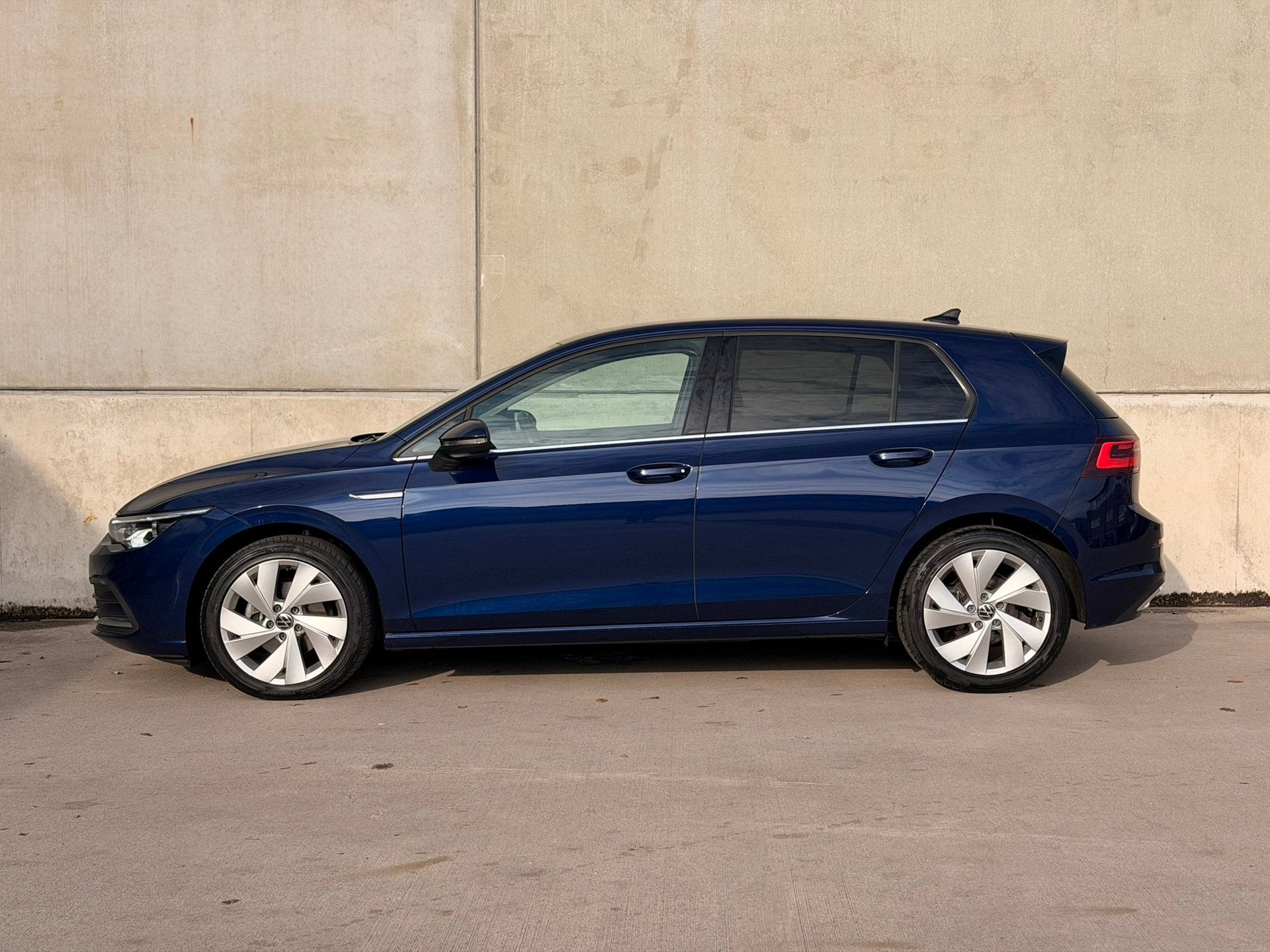 Volkswagen Golf 1.5 eTSI DSG IQ Light Memory Massage Sfeer A, Auto's, Euro 6, 4 cilinders, 150 pk, Blauw