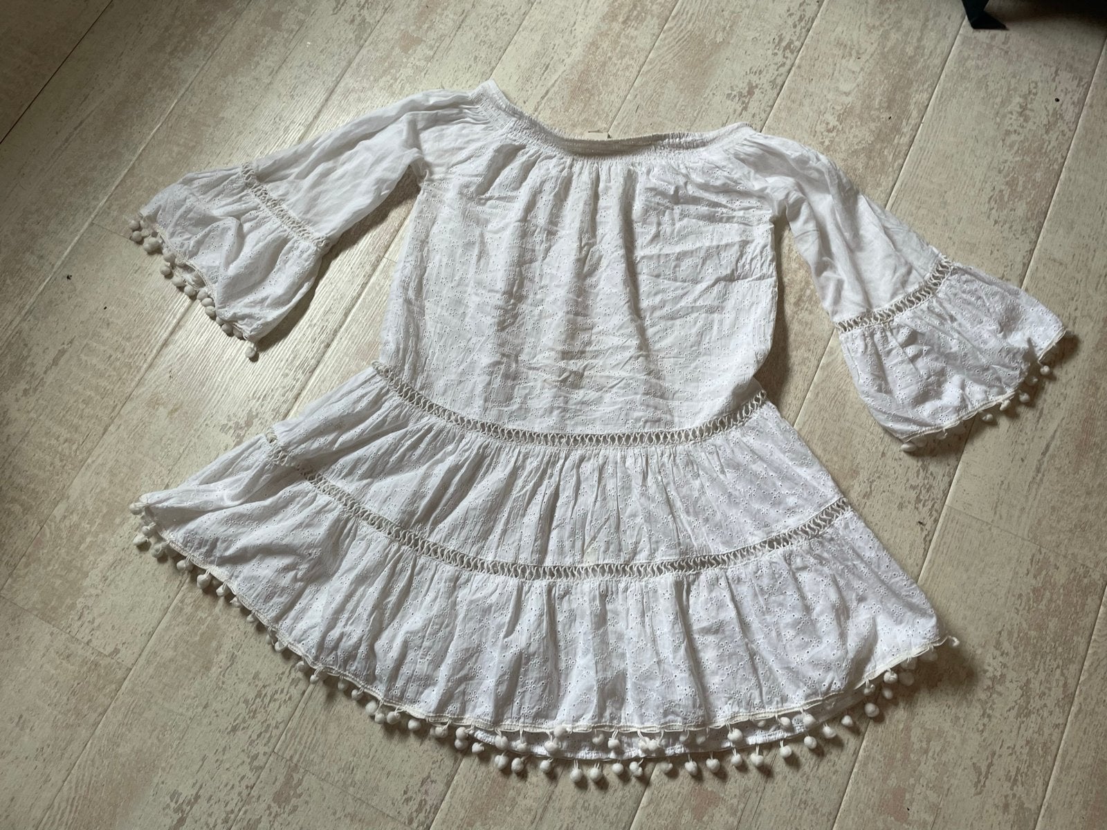 Wit Broderie Ibiza Stijl Jurkje met Pompons, Maat 38/40 (M), Wit, Ophalen of Verzenden, Zo goed als nieuw