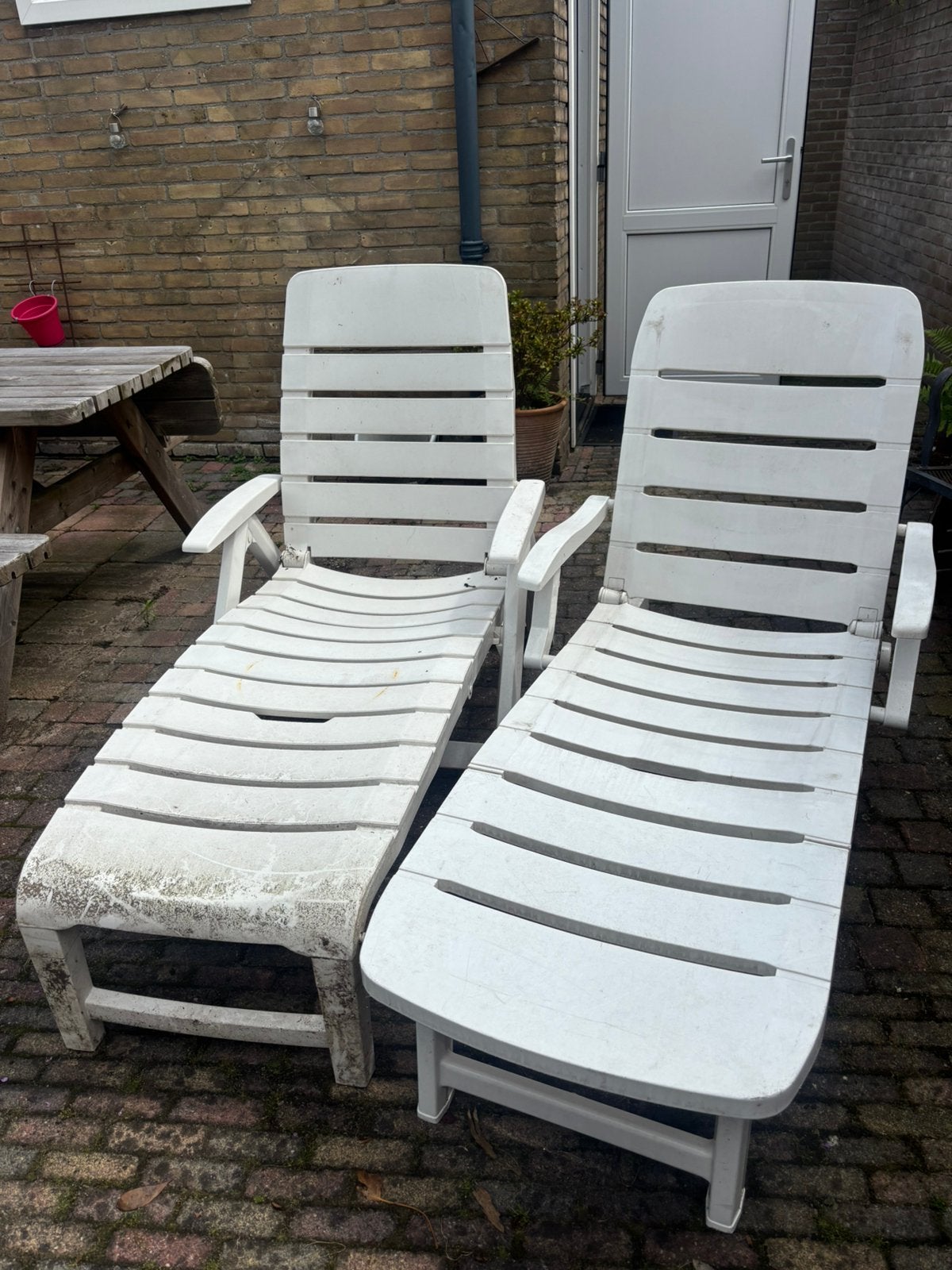 2x Witte kunststof ligstoelen met kussens, Tuin en Terras, Ligbedden, Ophalen, Gebruikt, Kunststof, Verstelbaar