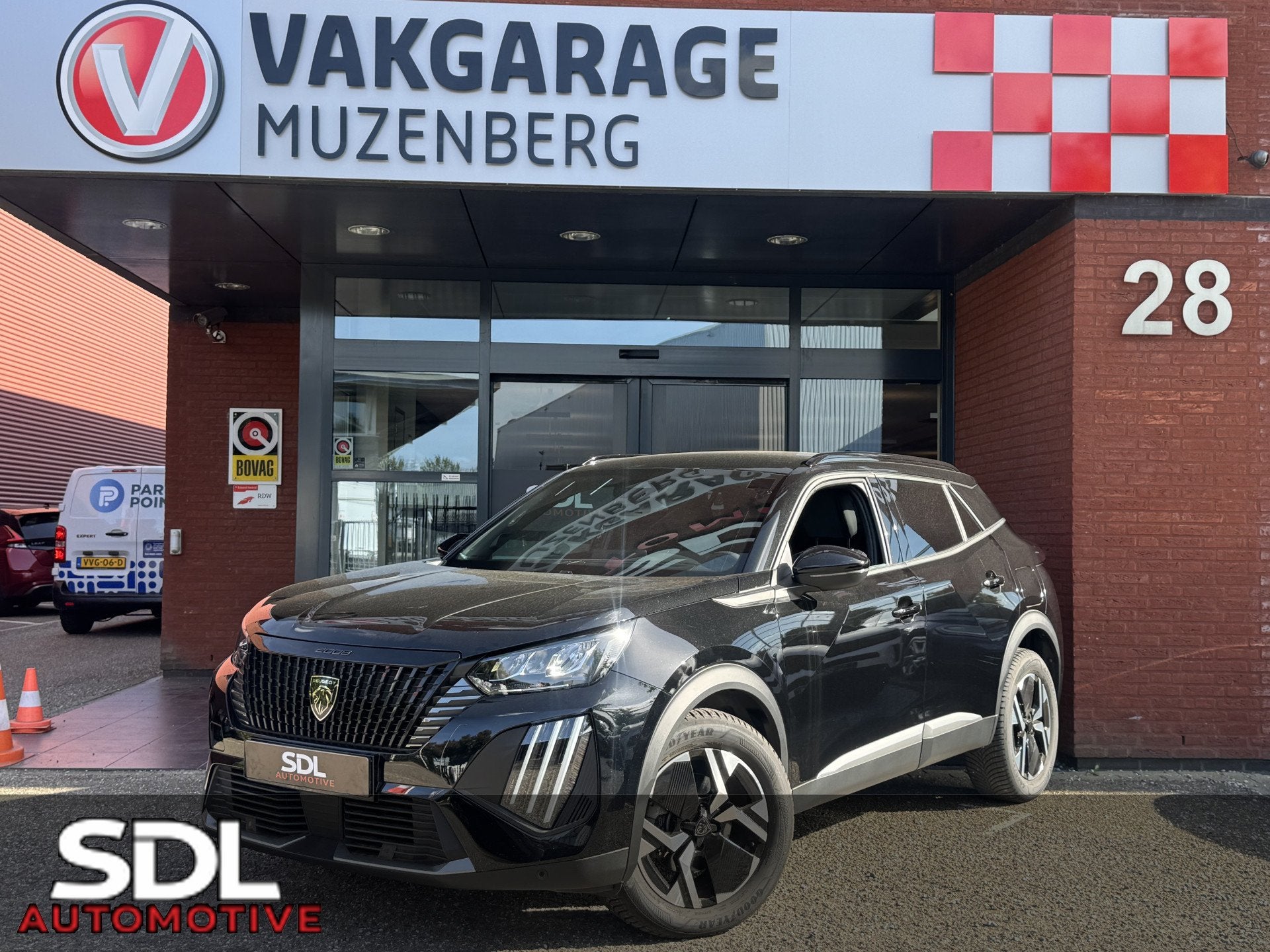 Peugeot 2008 1.2 Hybrid 145 Allure // CRUISE // APPLE CARPLA, Auto's, Stof, Gebruikt, Zwart, 1199 cc