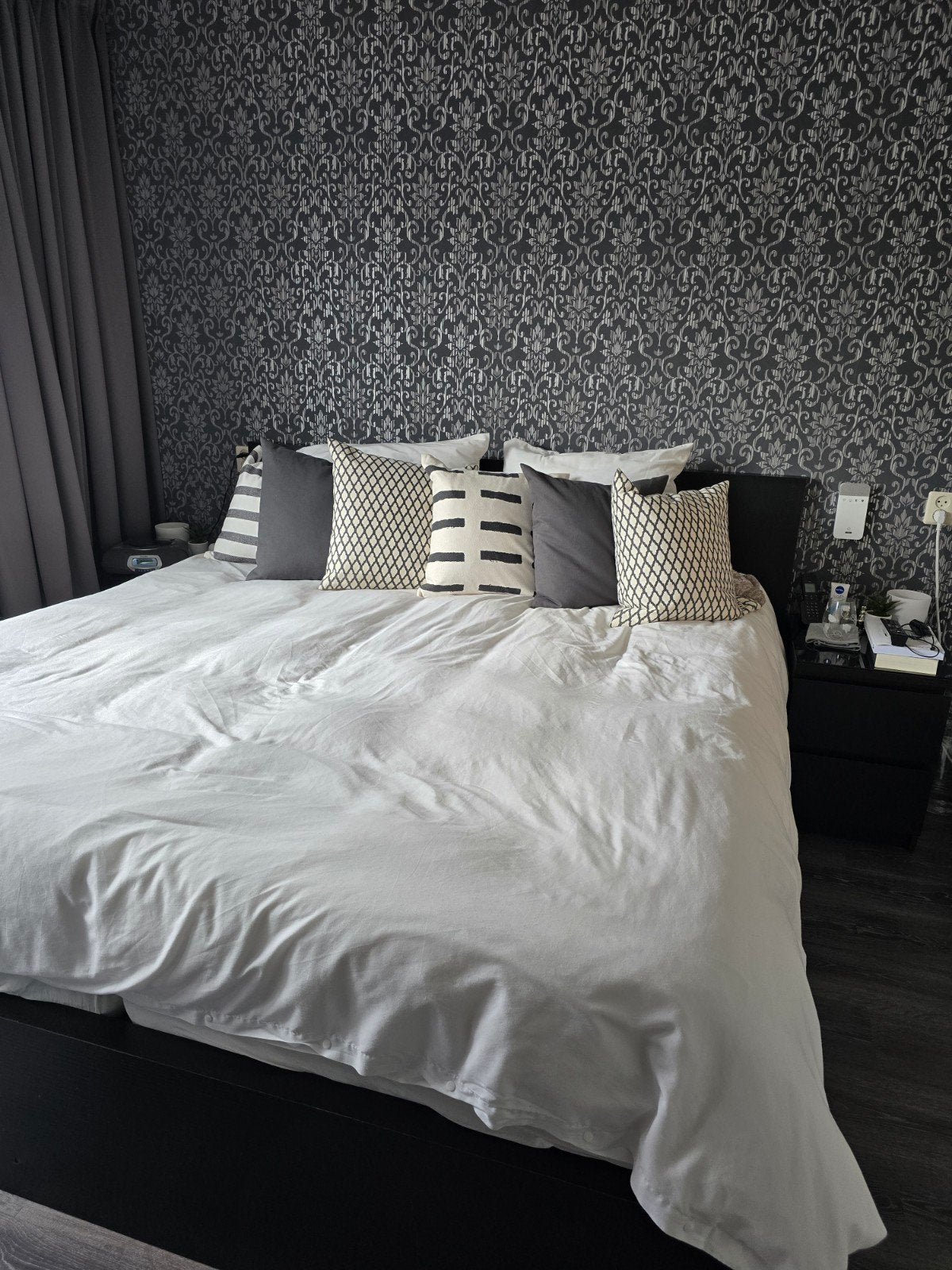 Tweepersoonsbed met elektrische lattenbodems en nachtkastjes, Ophalen, Zwart, Tweepersoons, 180 cm