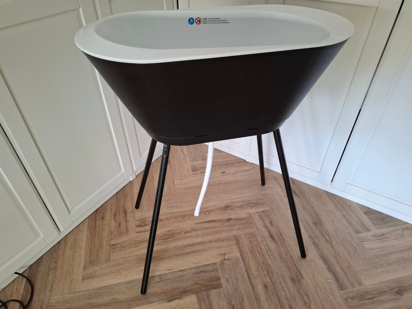 We Too babybadje met standaard, Ophalen