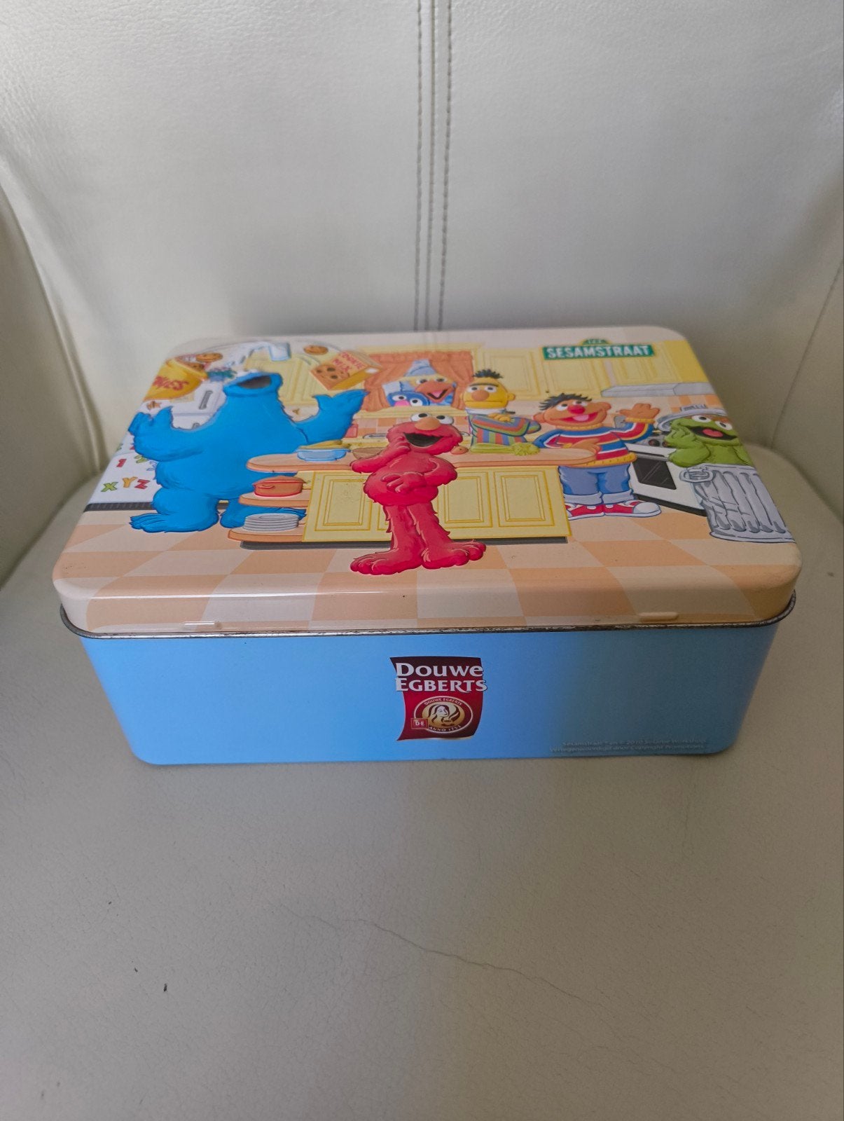 Douwe Egberts blik Sesamstraat - Koekiemonster Elmo, Verzamelen, Blikken, Ophalen of Verzenden, Gebruikt, Koek(jes), Douwe Egberts