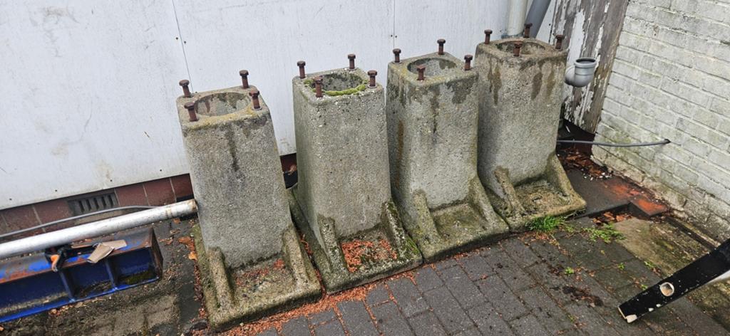 4 betonpoeren 70cm hoog, 28x28cm, voet 70x40cm, gat 19cm, Doe-het-zelf en Verbouw, Ophalen of Verzenden, Gebruikt