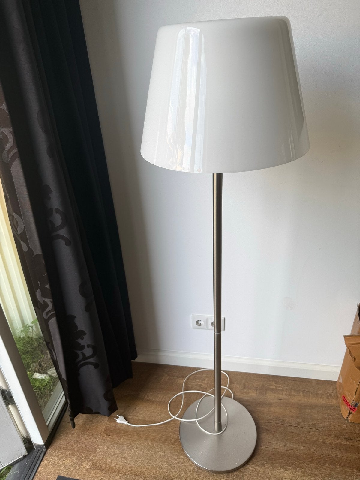 Moderne staande touch lamp met witte kap, Ophalen, E27 (groot), Zo goed als nieuw, Metaal