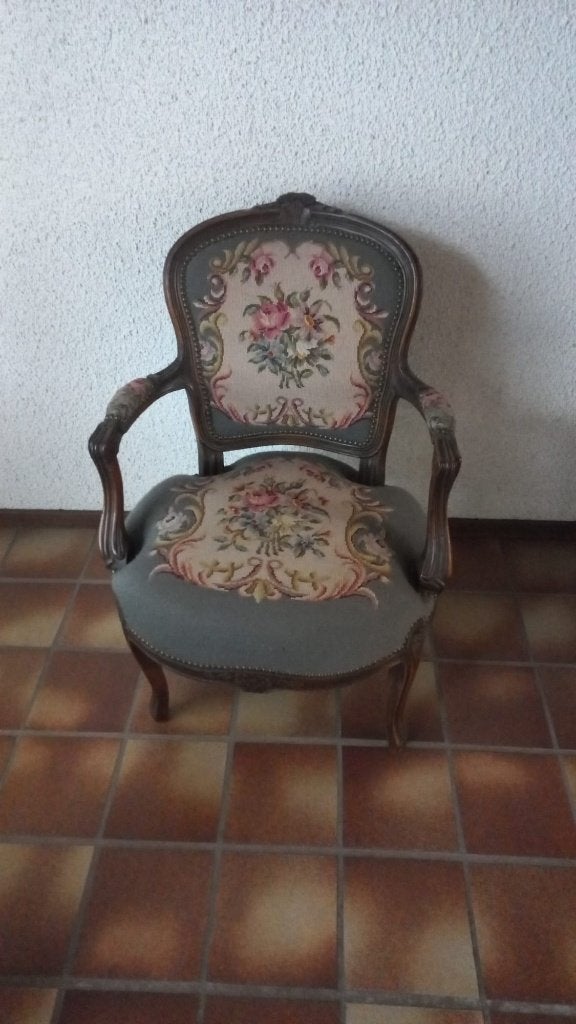 Klassieke antieke armstoel met geborduurde bloemenbekleding, Ophalen, Gebruikt