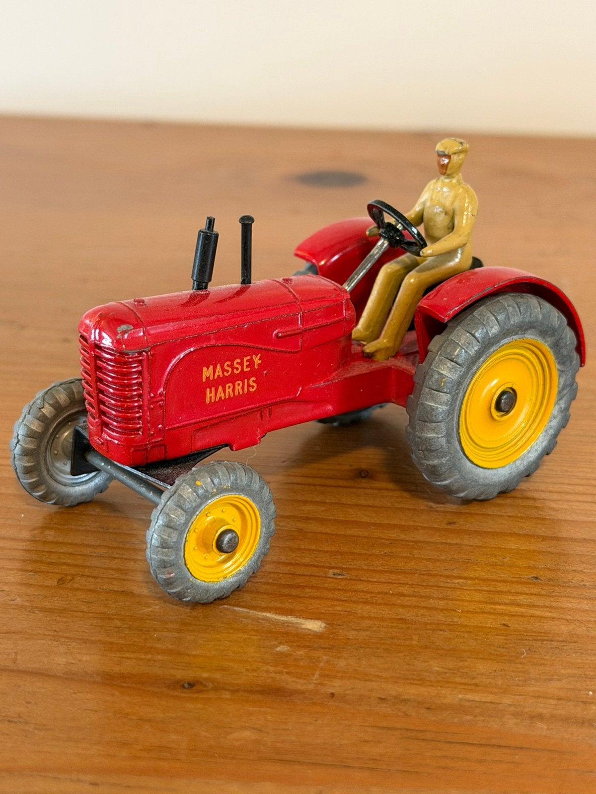 Dinky Toys 27a Massey-Harris Tractor –compleet met chauffeur, Ophalen of Verzenden, Zo goed als nieuw, Tractor of Landbouw, Dinky Toys