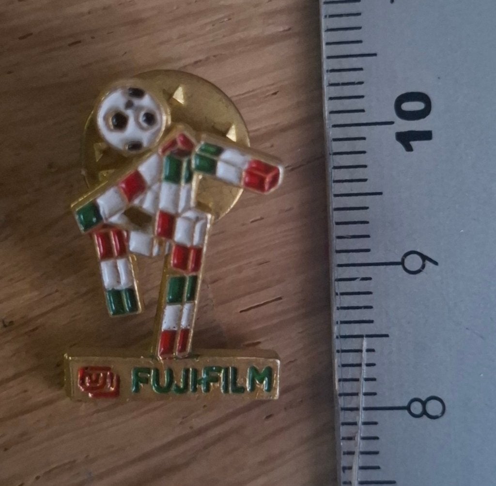 WK voetbal 1990 pin, Verzamelen, Ophalen of Verzenden, Zo goed als nieuw, Sport, Speldje of Pin