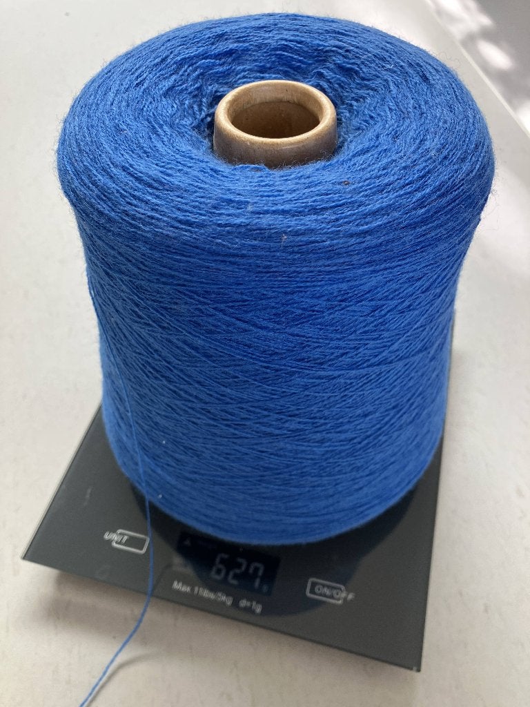 blauw garen, 600 gram acryl op cone, Hobby en Vrije tijd, Ophalen of Verzenden, Nieuw, Breien of Haken, Wol of Garen