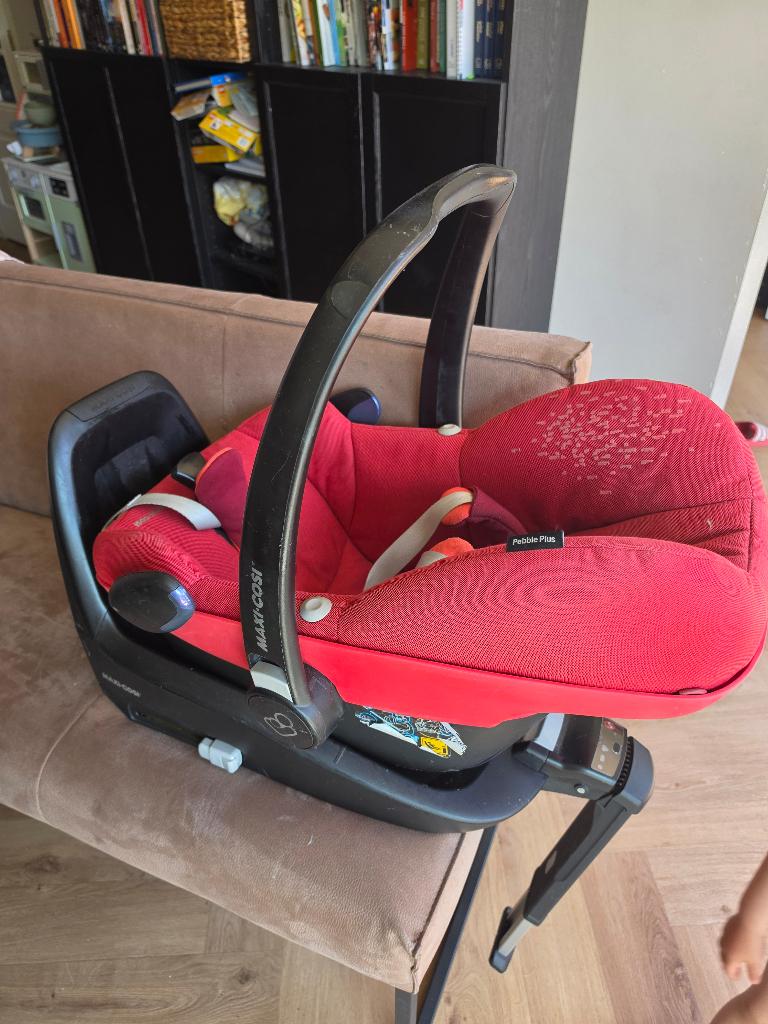 Maxi Cosi Pebble Plus met Familyfix, Ophalen, Afneembare rugleuning, Zo goed als nieuw, Isofix