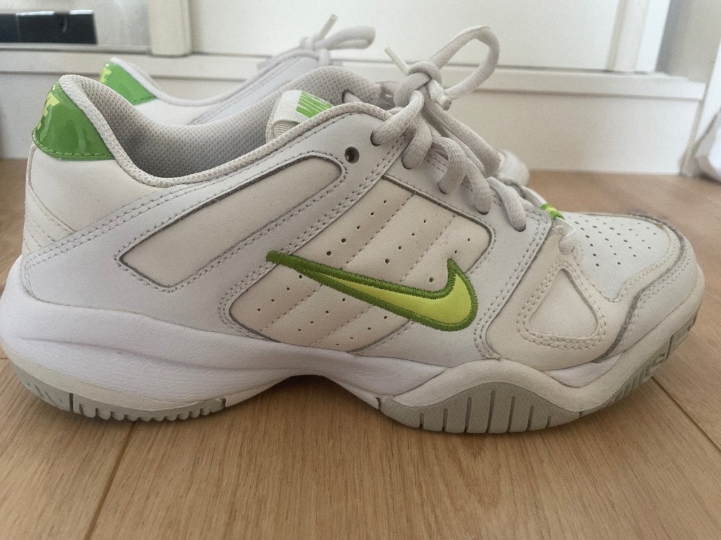 Nike wit met groene tennis sneakers, maat 37,5, Nike, L00, Schoenen, Ophalen of Verzenden
