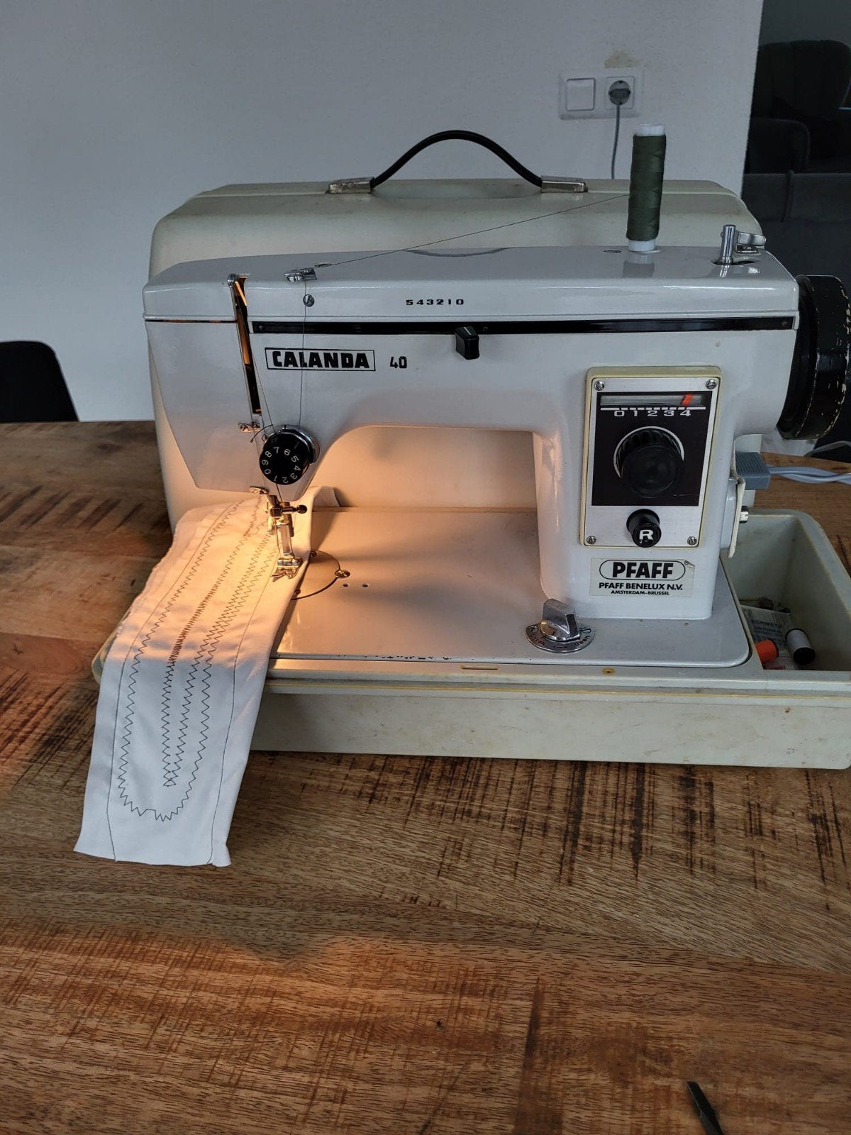 Goedwerkende Pfaff Calanda 40 Naaimachine, Ophalen
