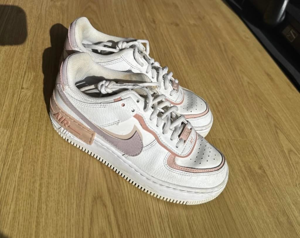 Nike Air Force 1 Dames Wit/Roze/Lila - Maat 37.5, Kleding | Dames, Schoenen, Gedragen, Sneakers of Gympen, Wit, Ophalen of Verzenden