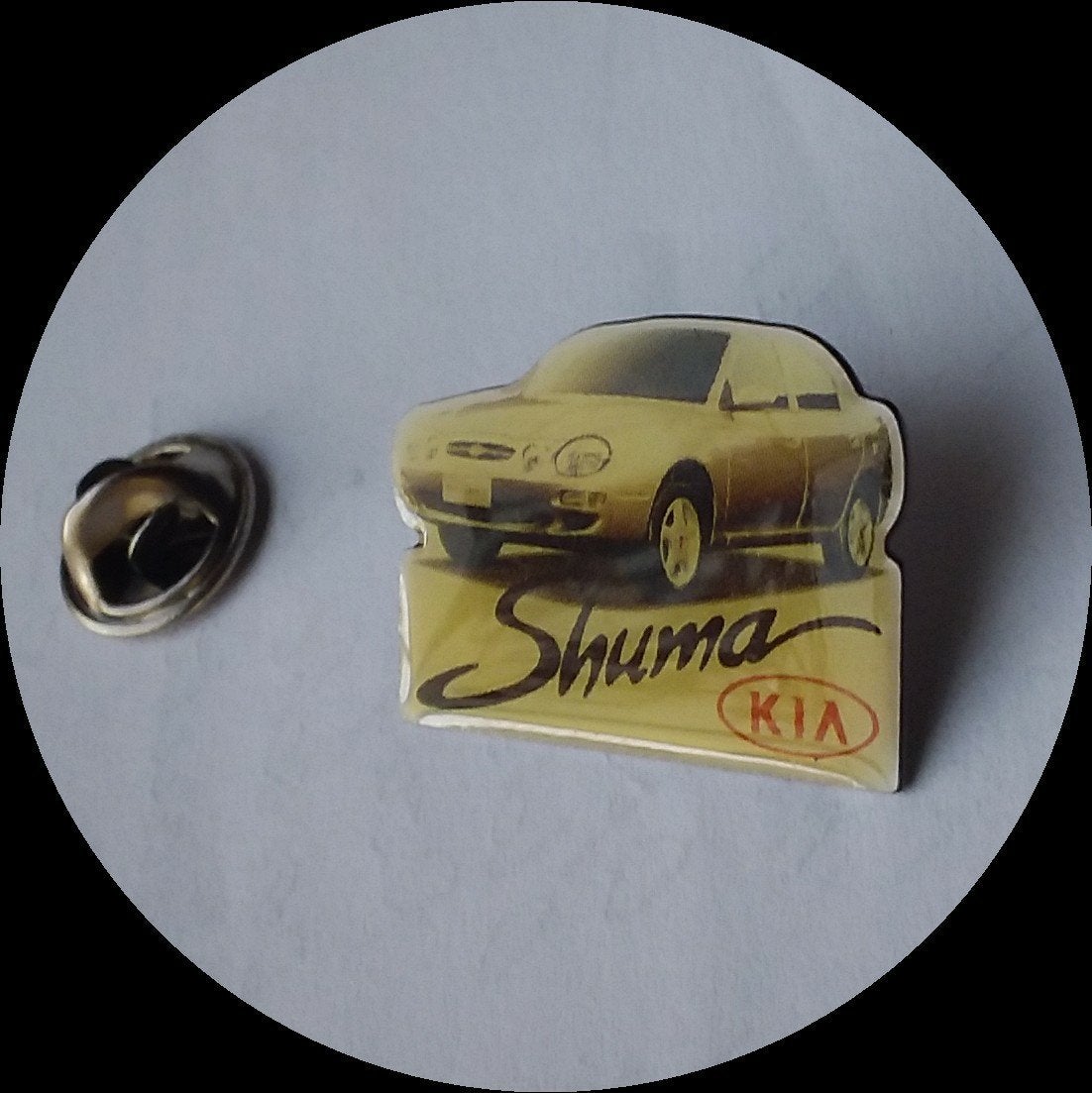 KIA SHUMA pin, Verzamelen, Speldjes, Pins en Buttons, Ophalen of Verzenden, Zo goed als nieuw, Transport