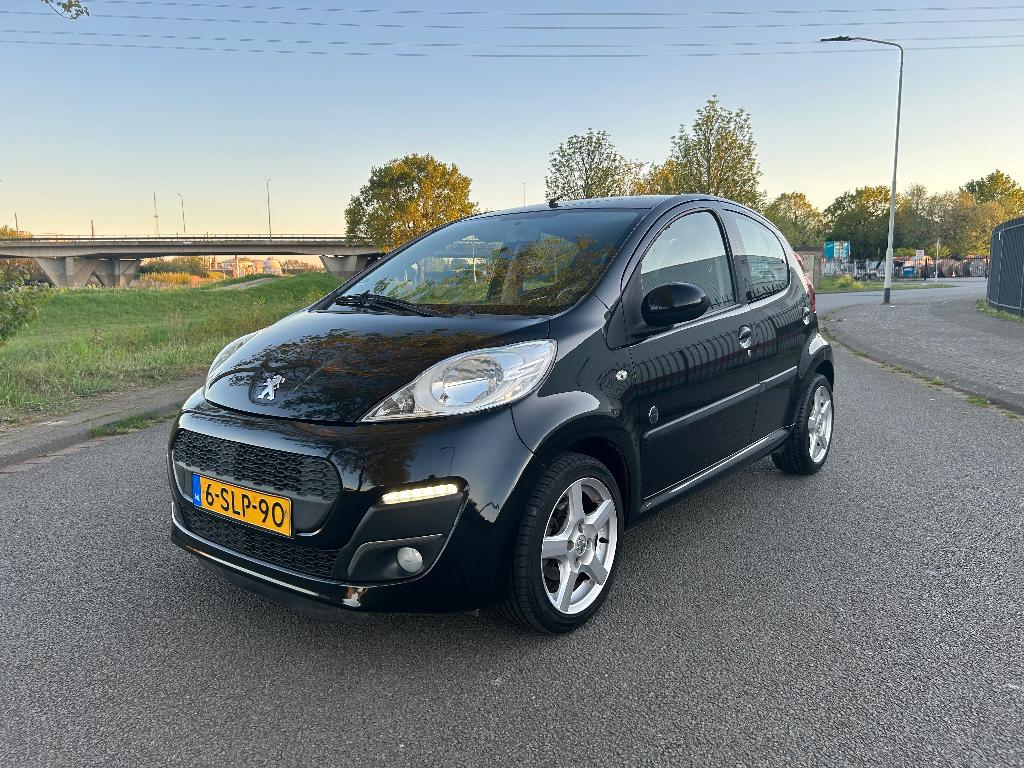 Peugeot 107 1.0 12V 5DR 2013 Zwart NIEUWE APK, Stof, 4 stoelen, Origineel Nederlands, Handgeschakeld
