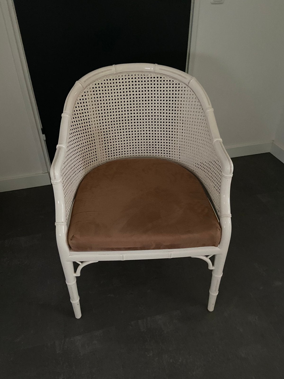Te koop witte rotanstoel, Huis en Inrichting, Stoelen, Ophalen, Zo goed als nieuw, Wit, Eén
