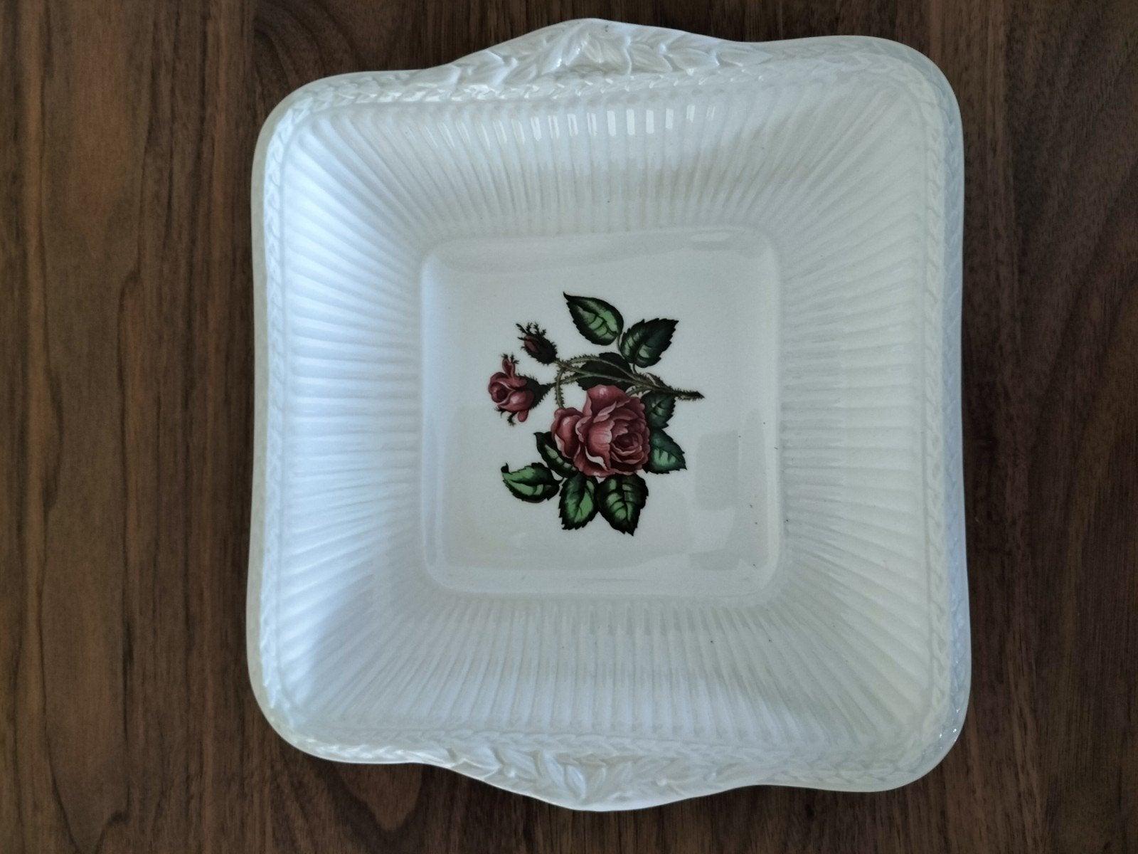 Wedgewood Moss Rose vierkante schaal., Ophalen