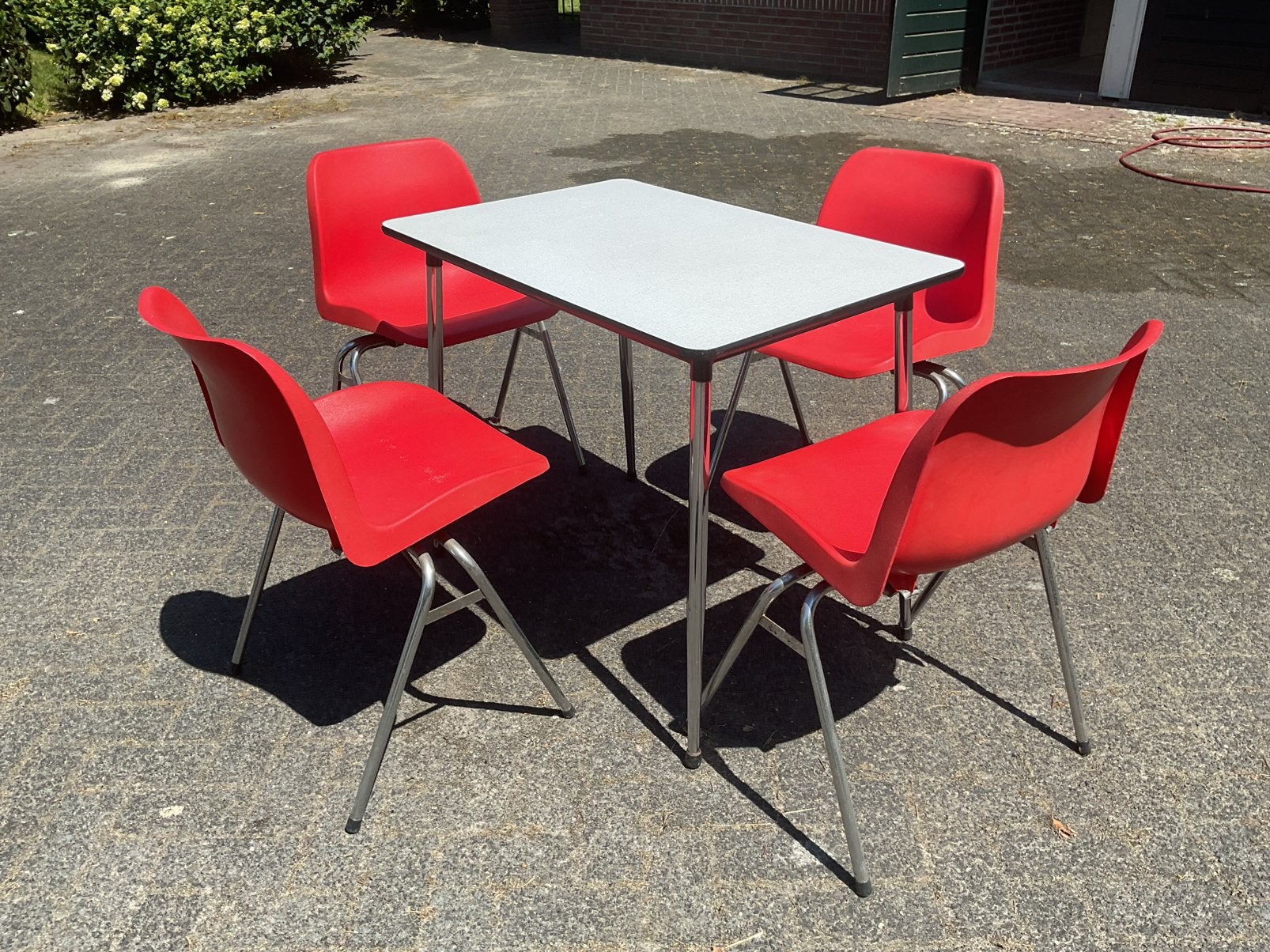 Formica tafel met 4 plastic kuipstoelen, Ophalen, Overige materialen, Gebruikt, 50 tot 100 cm