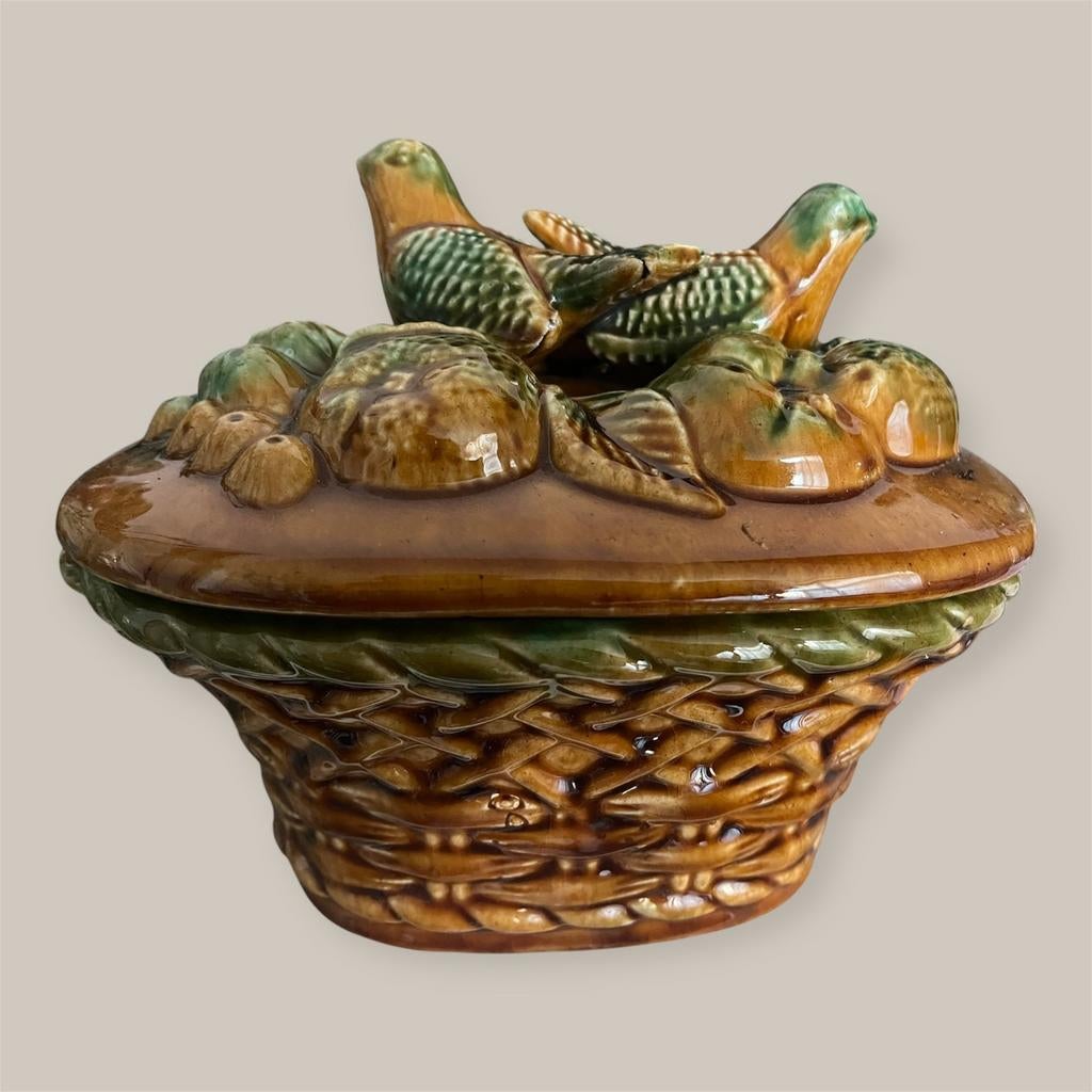 Antieke majolica terrine vogels tussen fruit in barbotine, Verzenden