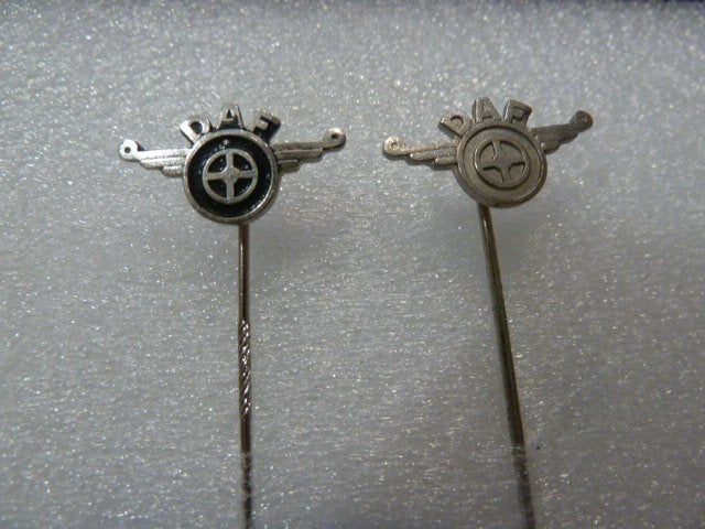2 DAF Speldjes / Pins - Vintage Auto Merk, Ophalen of Verzenden, Gebruikt, Merk, Speldje of Pin