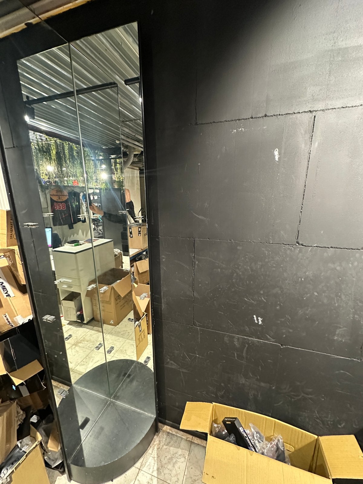 Winkel Hoekspiegel 3m hoog met plankjesbevestiging, Ophalen, Minder dan 50 cm, Gebruikt, 200 cm of meer