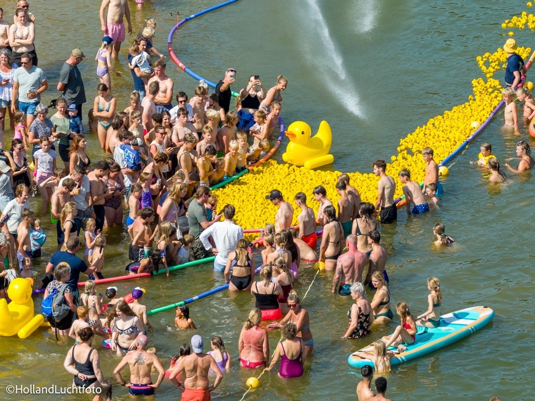 4800 badeendjes voor een badeendjesrace, Ophalen