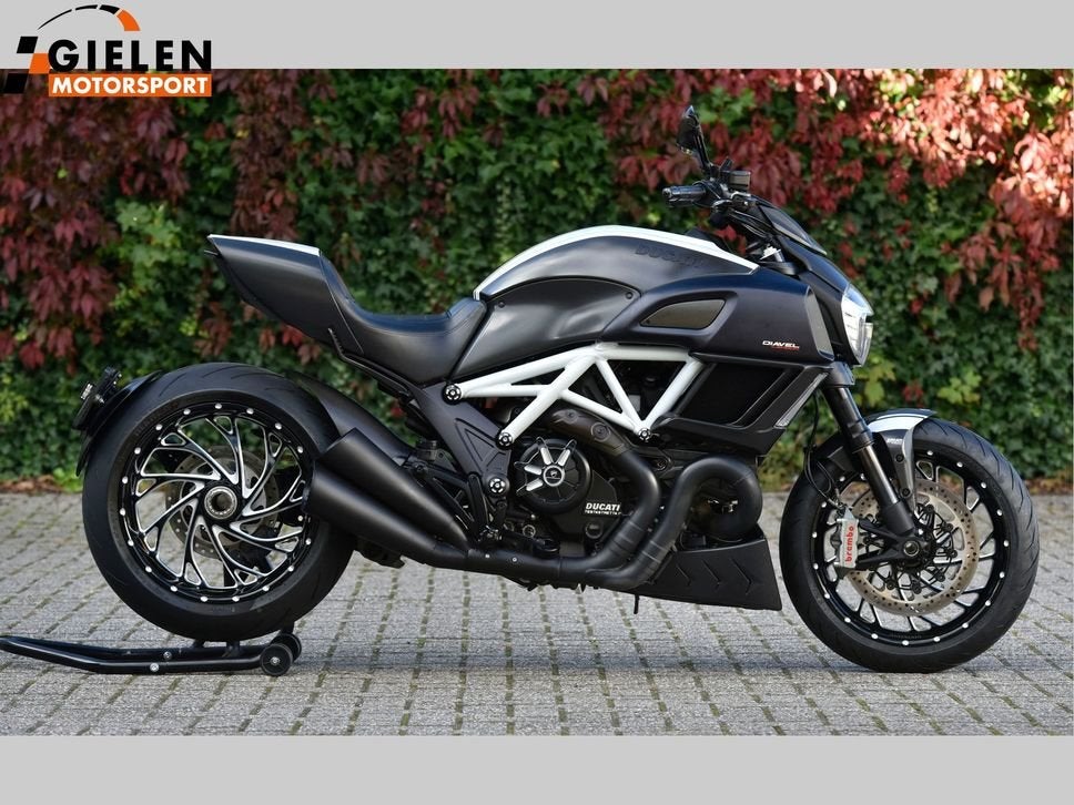Ducati Diavel Special 2016, Motoren, Motoren | Ducati, 2 cilinders, 390, rue d' Estienne d'Orves 92701 COLOMBES CEDEX, FR, 1198 cc