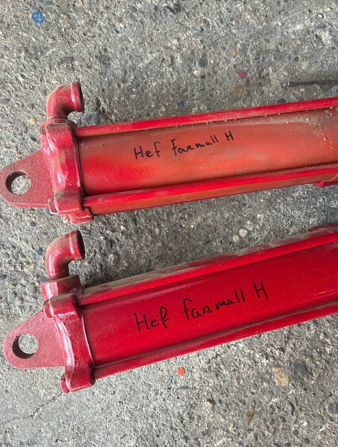 Hefcilinders voor Farmall H (set van 2), Ophalen, Gebruikt